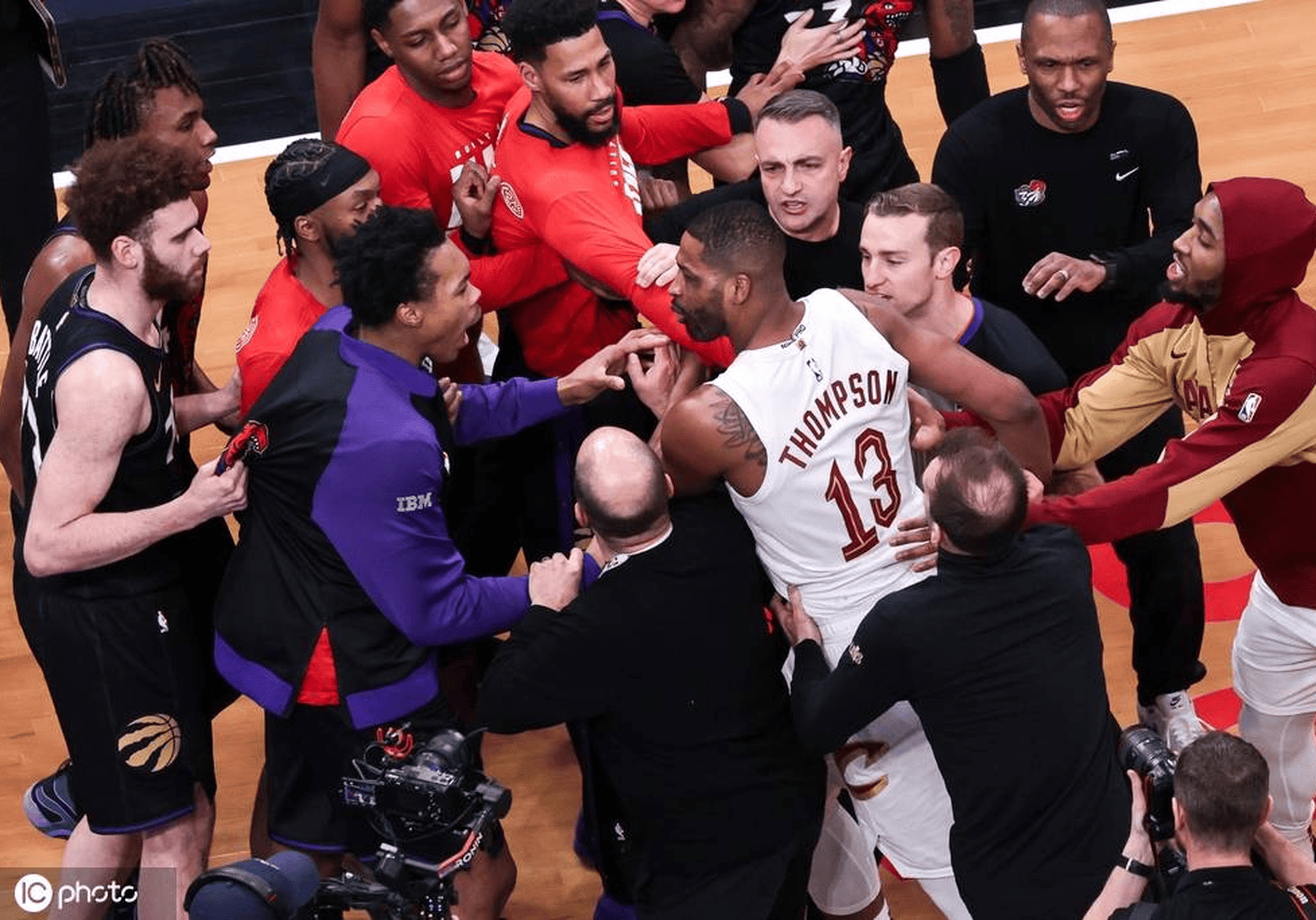 太狠了！多伦多猛龙围绕意甲止住颓势切尔西外线爆发备战欧联，斯图加特集结日更衣室发声的简单介绍